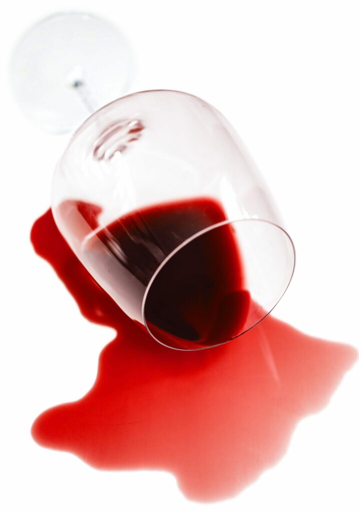 Krimi Umgekipptes Rotweinglas Titelbild scaled